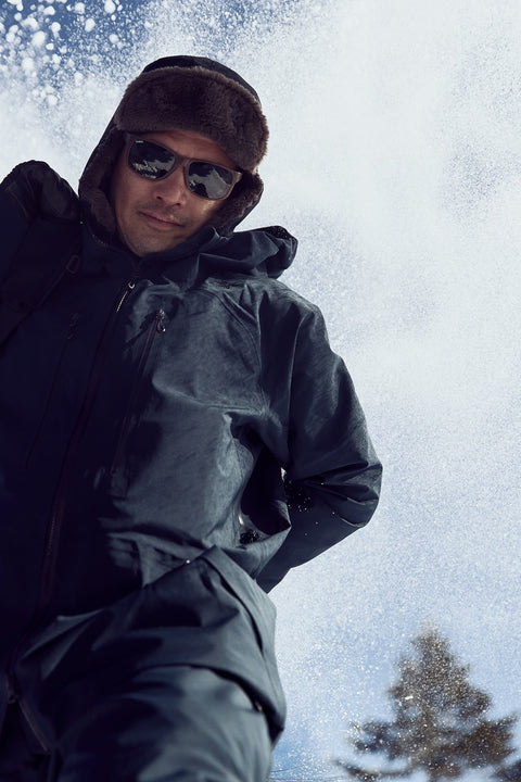 Model wearing the G05300 / GW05300 GORE-TEX PRO 3L Jacket