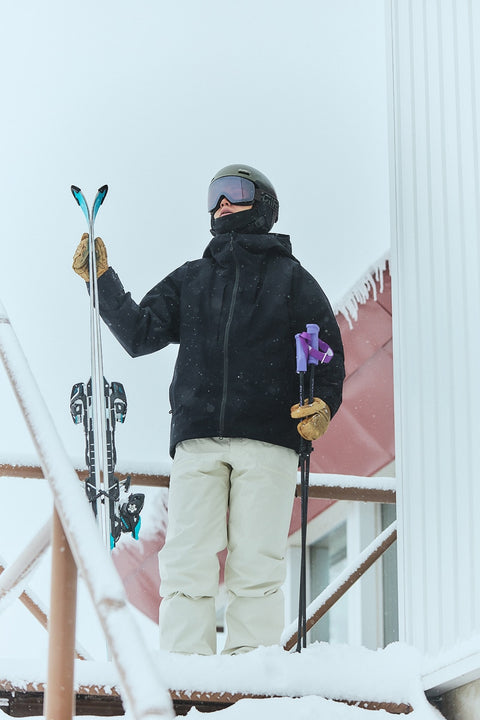 Model wearing the G06302 GORE-TEX 2L Jacket