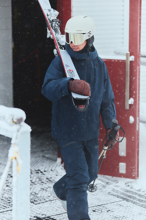 Model wearing the G06302 GORE-TEX 2L Jacket