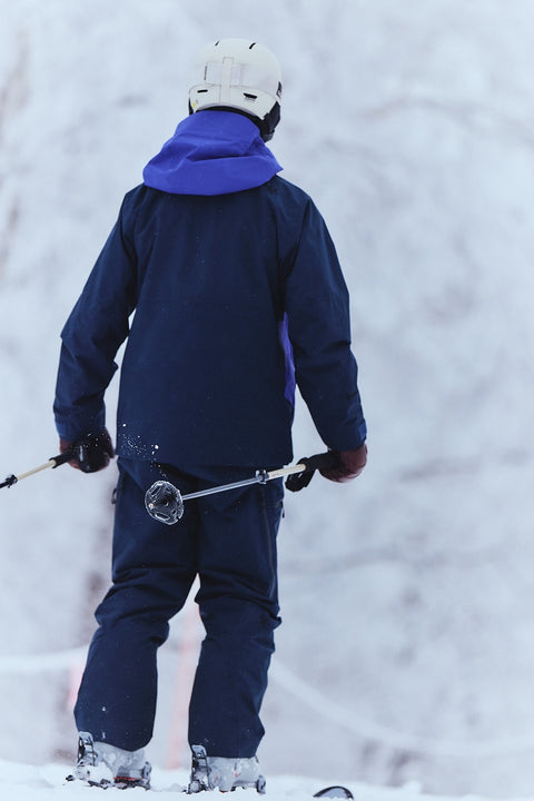 Model wearing the G06302 GORE-TEX 2L Jacket
