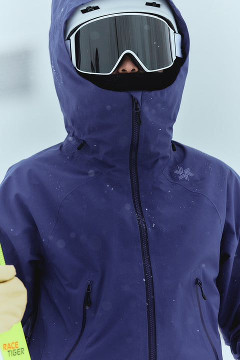 Model wearing the GW06304 W's GORE-TEX 2L Jacket